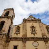 Nella fascia superiore San Rocco, la Madonna Immacolata e San Vito occupano ciascuno una nicchia, mentre sulla sommit� � inserito un orologio del 1962